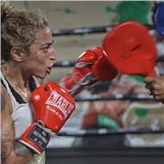 Soy boxeadora profesional actualmente compito y doy clases personales a todos los niveles me apasiona el boxeo